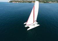 trimarano naviga a vela
